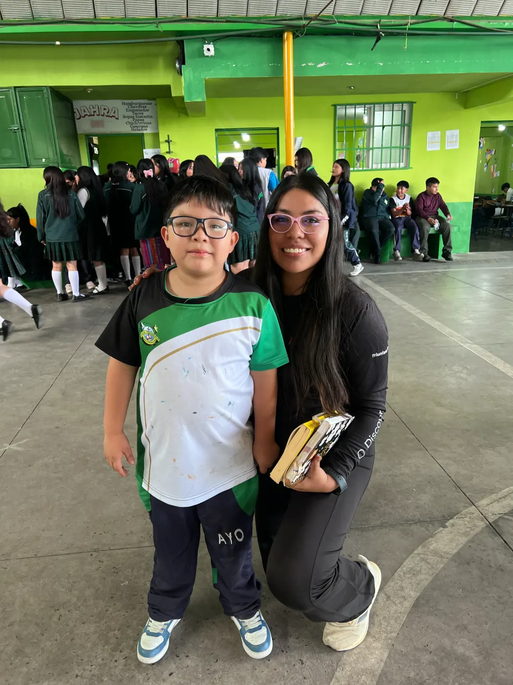 Miss Kely trabajando con un estudiante